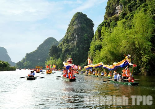 Trang An festival underway in Ninh Binh