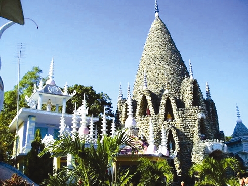 Visite de la pagode Coquille, ovni architectural