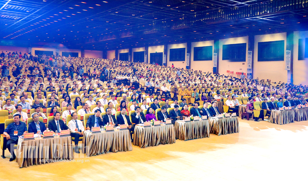 La cérémonie de la célébration du 50e anniversaire de la Convention de 1972 pour la protection du patrimoine mondial, culturel et naturel a été organisée à Ninh Binh