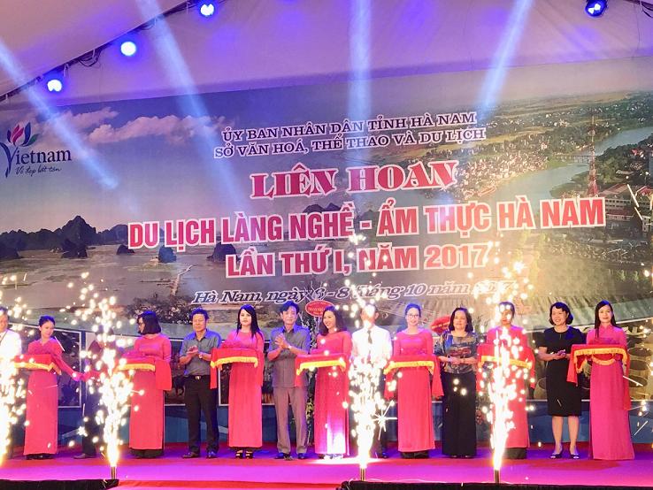 Promotion touristique de Ninh Binh au Festival touristique des villages de métier traditionnels et de la gastronomie de Ha Nam 2017