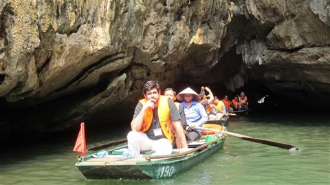 Les journalistes étrangers a découvert les paysages à Ninh Binh