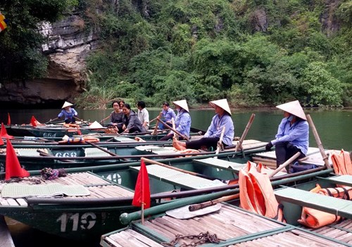 Nhọc nhằn nghề lái đò ở khu du lịch Tràng An