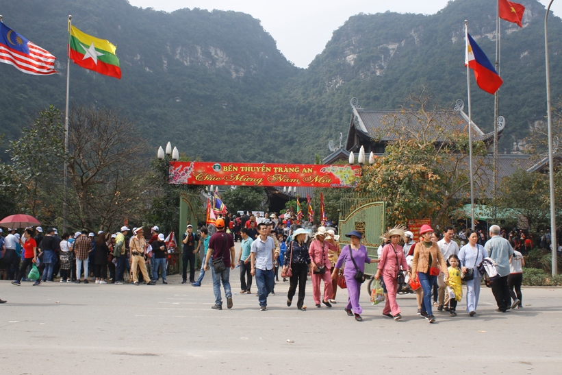 Nhộn nhịp du khách tham quan Tràng An ngày cuối tuần