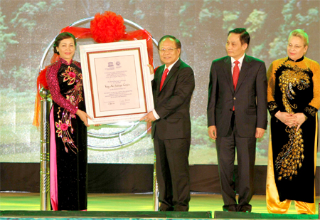 Đồng chí Nguyễn Thị Thanh, UVDKT.Ư Đảng, Bí thư Tỉnh ủy đón nhận Bằng của unesco ghi danh Quần thể danh thắng Tràng An là Di sản Văn hóa và Thiên nhiên thế giới. ảnh: TTXVN