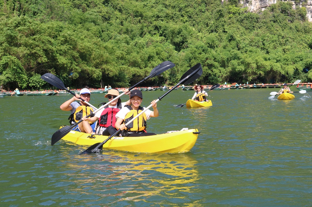 Chèo thuyền Kayak - trải nghiệm mới ở Khu du lịch sinh thái Tràng An