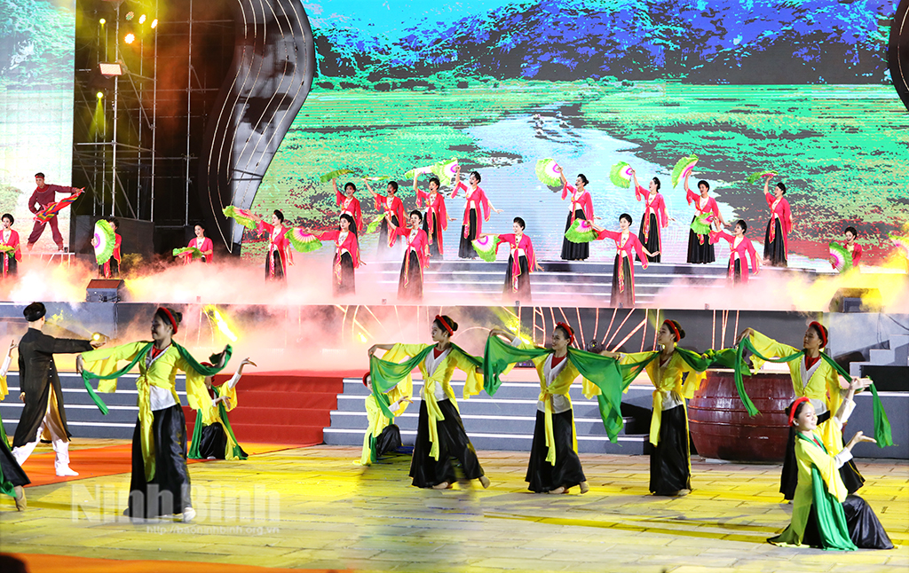 Attractive colors in Trang An Festival connect heritage