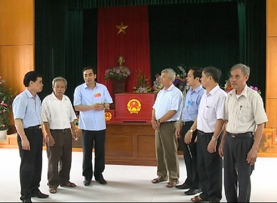 Đồng chí Chủ tịch UBND tỉnh Đinh Văn Điến kiểm tra công tác chuẩn bị bầu cử tại huyện Hoa Lư và TP.Ninh Bình